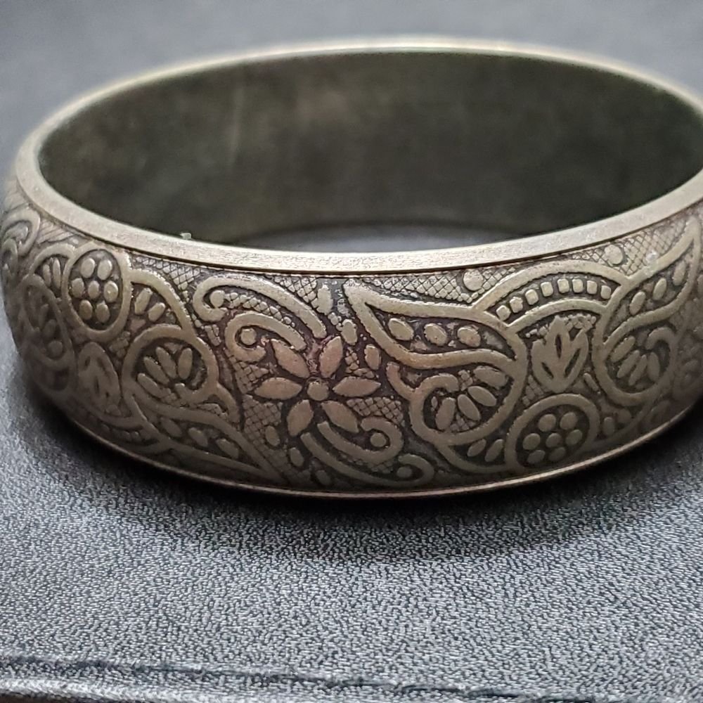 Silver tone flowery bangle bracelet 8"